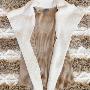 Knitted vest with fur detail